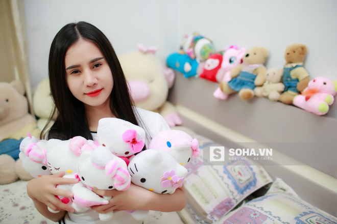 
Thùy Vân đặc biệt yêu thích những chú mèo Hello Kitty. Cô nàng cũng rất thích màu hồng. Nữ dancer tiết lộ: Đây hầu hết là thú bông tôi tự mua. Tôi thích nhất là những chú mèo Hello Kitty. Chúng rất đáng yêu!.
