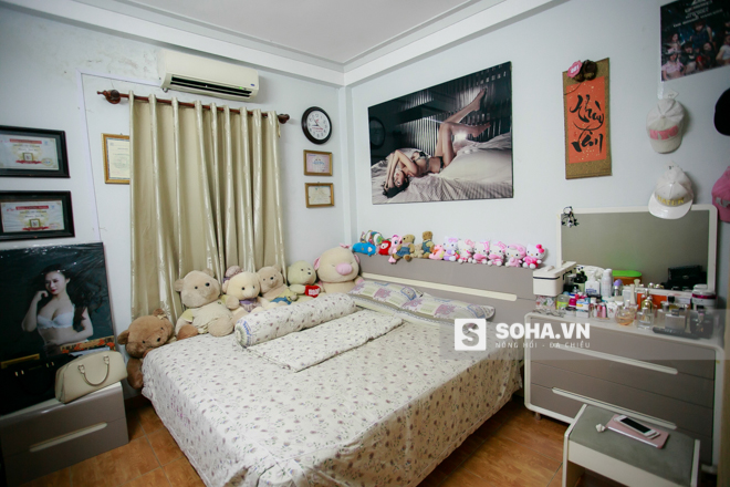 
Hiện tại, Thùy Vân sống ở Hà Nội cùng bố mẹ và em trai. Bước vào căn phòng của nữ dancer nổi tiếng này, nhiều người sẽ bất ngờ với những bức hình được trưng bày ở đây.
