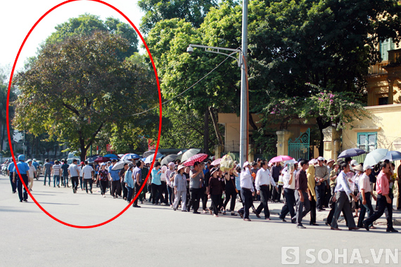 
Bức ảnh được anh H. chụp lúc 15h ngày 7/10/2013, khi lễ viếng tại tư gia Đại tướng vừa bắt đầu được 30 phút.
