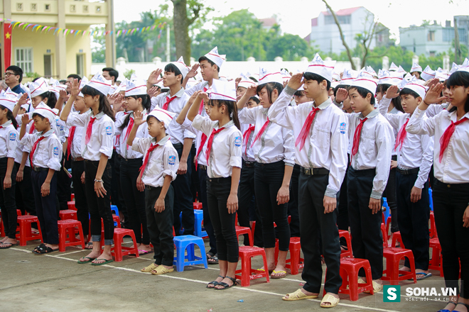 
Trước khi tiến hành chương trình tiếp nhận sách, thày và trò trường THCS Chu Phan làm lễ chào cờ.
