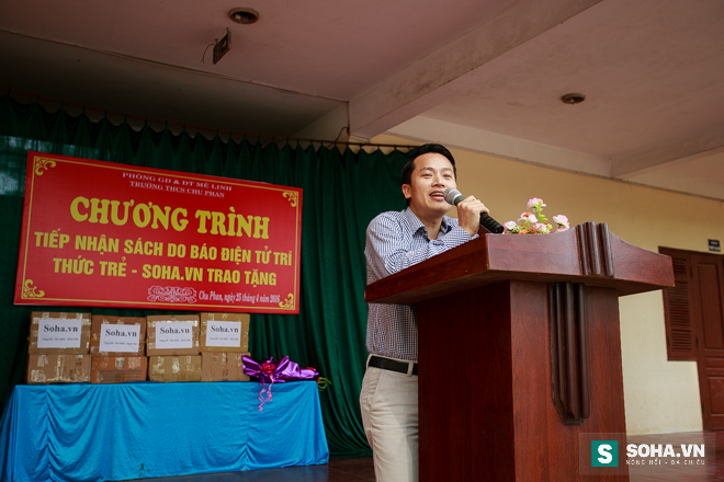 
Ông Bùi Ngọc Hải - Phó Tổng biên tập báo điện tử Trí thức trẻ phát biểu trong lễ trao tặng thư viện. Ông kể một số câu chuyện vui mang tính giáo dục khiến các em học sinh rất thích thú.
