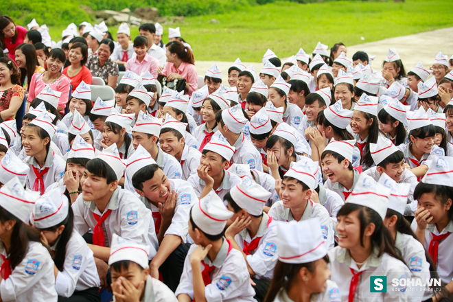 
Các em học sinh bật cười trước những câu chuyện dí dỏm mà có ý nghĩa sâu sắc.
