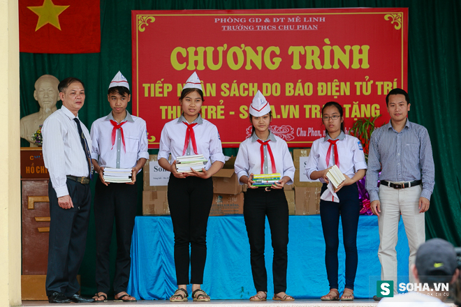 
Đại diện các học sinh của trường THCS Chu Phan nhận sách từ tay đại diện Báo điện tử Trí thức trẻ.
