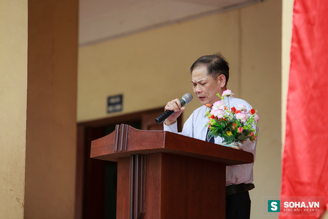
Ông Dương Văn Thắng - Hiệu trưởng trường THCS Chu Phan thay mặt các thày cô và học sinh trong trường tiếp nhận sách và cảm ơn chương trình của Báo điện tử Trí thức trẻ.
