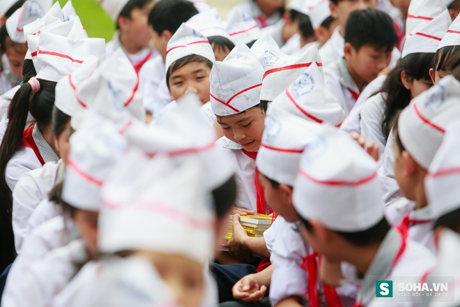 
Các em học sinh hào hứng với những cuốn sách mới được tặng.
