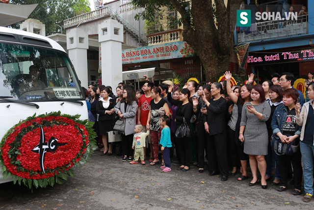 
Bà con vẫy tay chào khi linh cữu Trần Lập đi qua.
