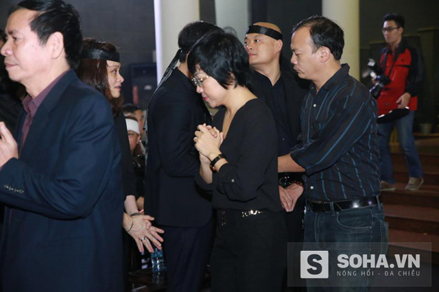
MC Thảo Vân nghẹn ngào chia buồn cùng gia đình nhạc sĩ Thanh Tùng.
