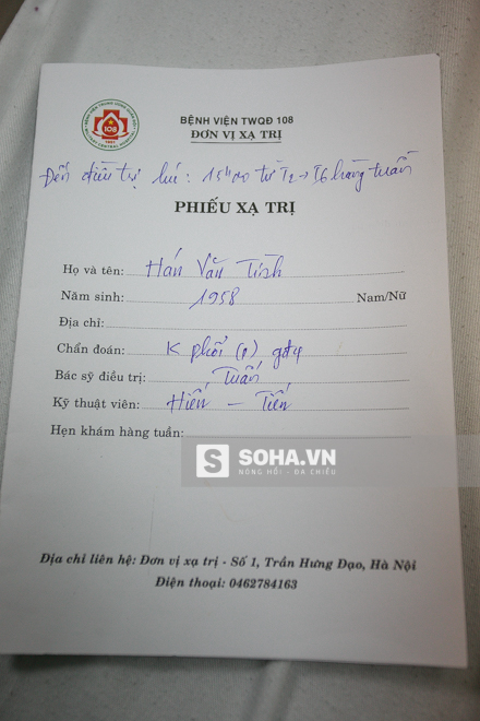 
Mình thấy sức khỏe yếu đi nhiều. Các bác sĩ chỉ định xạ trị. Mỗi đợt xạ trị đâu chỉ 10 ngày thôi. Mình xạ được 4 ngày rồi, nốt tuần sau nữa là xong. Xạ xong thì mình chuyển sang truyền hóa chất. Cũng không biết thế nào, bác sĩ bảo sao thì nghe vậy thôi!
