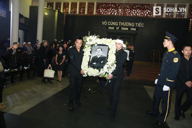 
Sau lễ tưởng niệm, gia đình làm lễ di quan, tiễn đưa nhạc sĩ Thanh Tùng về nơi an nghỉ cuối cùng tại Công viên Thiên Đức (Vĩnh Hằng Viên - tỉnh Phú Thọ).
