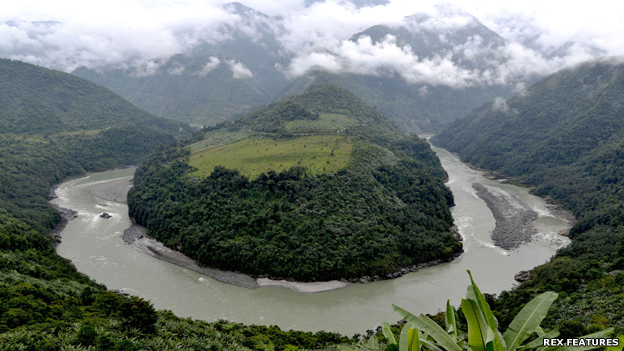Khúc quanh trước khi Yarlung Zangbo từ phía Trung Quốc chảy vào Arunachal Pradesh và trở thành dòng Brahmaputra.