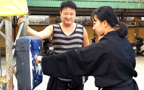
Nguyễn Kim Hoàng chỉ bảo môn sinh từng ngón võ, từng pha ra đòn (nguồn: VOV).
