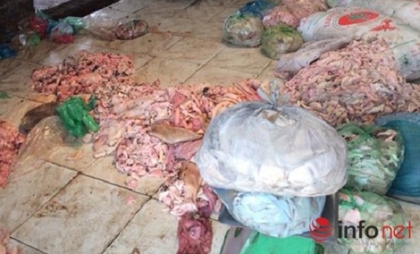 
Hình ảnh này được ghi lại trong một trong một lần Cục Cảnh sát phòng chống tội phạm về Môi trường (C49) triệt phá đường vận chuyển khối lượng lớn bì lợn thối từ Hưng Yên về Hà Nội để làm nem chua. Ảnh: Infonet
