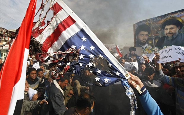 
Người dân Iraq đốt cờ Mỹ tại quận Baghdad thuộc thành phố Sadr. Ảnh: AFP
