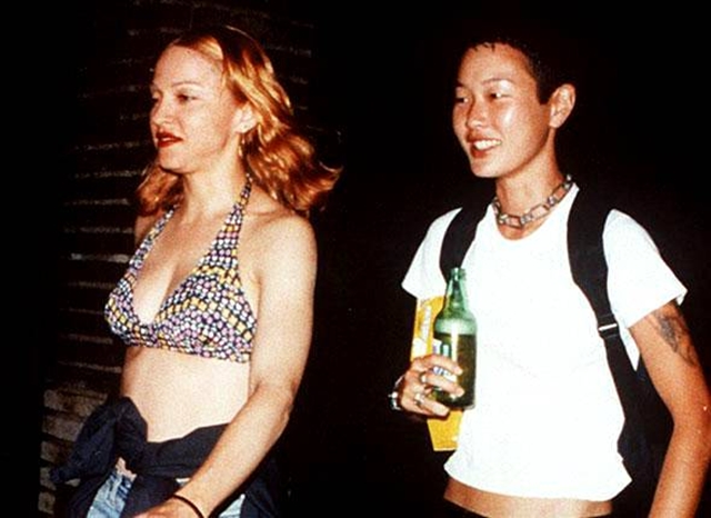 
Jenny từng có mối tình chớp nhoáng với nữ ca sĩ Madonna.
