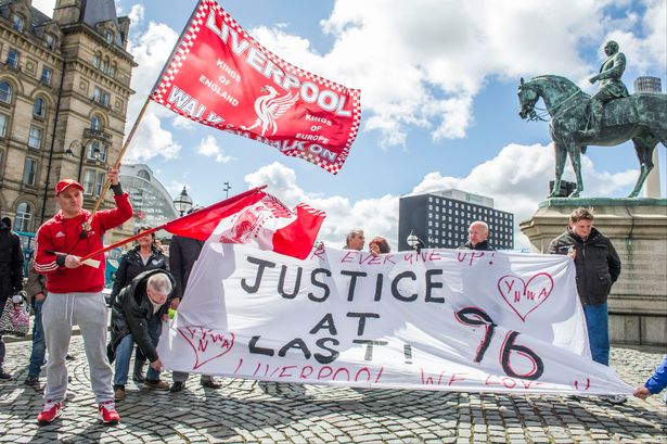 
Cờ của những cổ động viên Liverpool đấu tranh vì công lý tung bay trên quảng trường St George.
