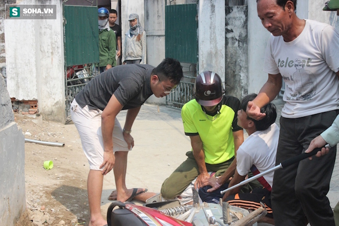 
Chừng 14h40, nhân lúc Sơn sơ hở hút thuốc lào, anh Điệp đã vòng tay vào khống chế và cùng mọi người quật ngã Sơn xuống đất để giải cứu anh Quảng an toàn.
