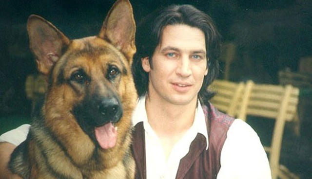 
Rex cùng nhân vật Moser - chủ nhân đầu tiên của chú chó.
