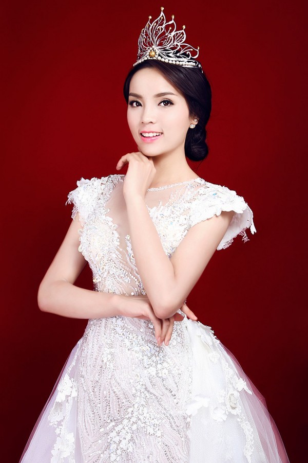 
Kỳ Duyên được đội lên đầu chiếc vương miện cao quý khi đăng quang Hoa hậu Việt Nam 2014.

