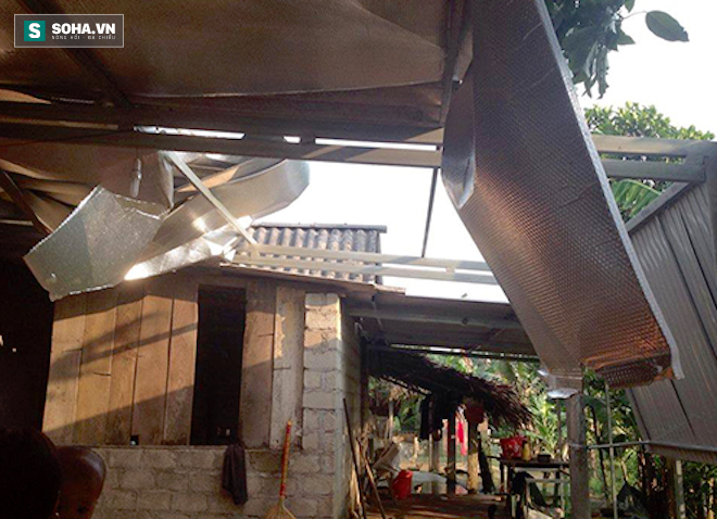 
Trận lốc xoáy xảy ra trên địa bàn 2 huyện Hương Sơn, Vũ Quang (Hà Tĩnh) khiến gần 500 ngôi nhà bị tốc mái.
