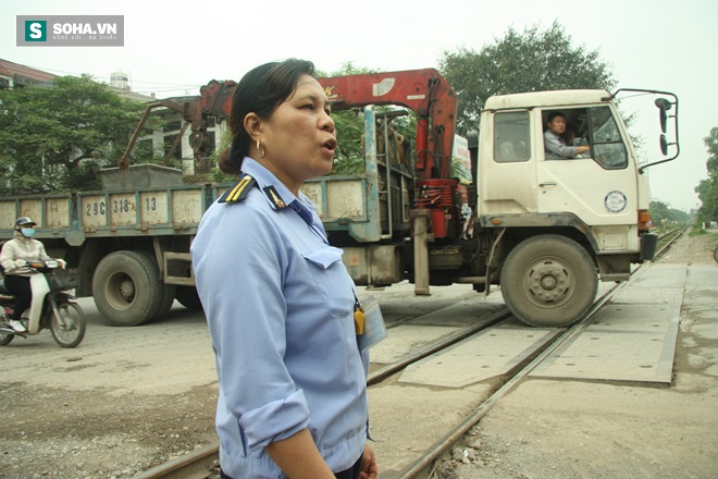 
Chị Phạm Thị Lan (nhân viên trực gác tàu) cho biết sự việc này thường xuyên xảy ra.
