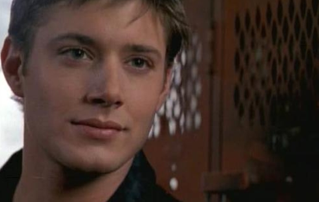 
Jensen trong phim Thiên thần bóng tối.

