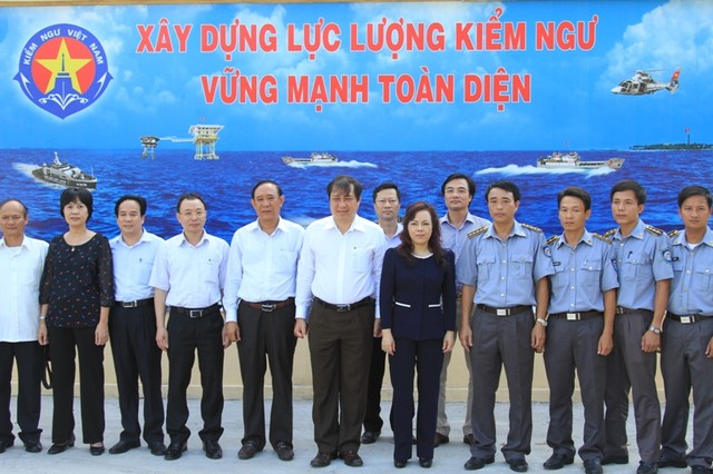 
Hình ảnh chiếc trực thăng được cho là AS565 Panther xuất hiện trong chuyến thăm của Bộ trưởng Bộ Y tế Nguyễn Thị Kim Tiến đến Chi đội Kiểm ngư số 3.
