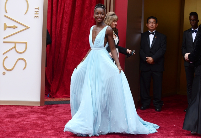 
Lupita Nyongo, ngôi sao đoạt giải Oscar 2014 cho danh hiệu Nữ diễn viên phụ xuất sắc trong 12 Years a Slave lôi cuốn các ống kính trong chiếc váy Prada cổ điển tuyệt đẹp.
