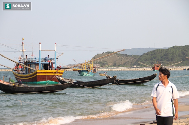 
“Trước đây mỗi lần đi phải được mấy yến. Sáng nay, tôi đưa thuyền ra kéo lưới mà chỉ được vài cân cá, bán chẳng ai mua nên đem phơi khô”, anh Nguyễn Văn Nhật (trú xóm Minh Huệ) chia sẻ.
