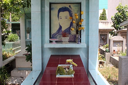 Mộ của nghệ sĩ Khánh Linh tại Chùa nghệ sĩ quận Gò Vấp.