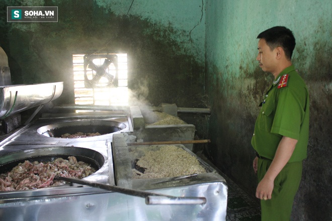 Cơ sở sản xuất nằm ngay cạnh nhà vệ sinh, vô cùng dơ bẩn