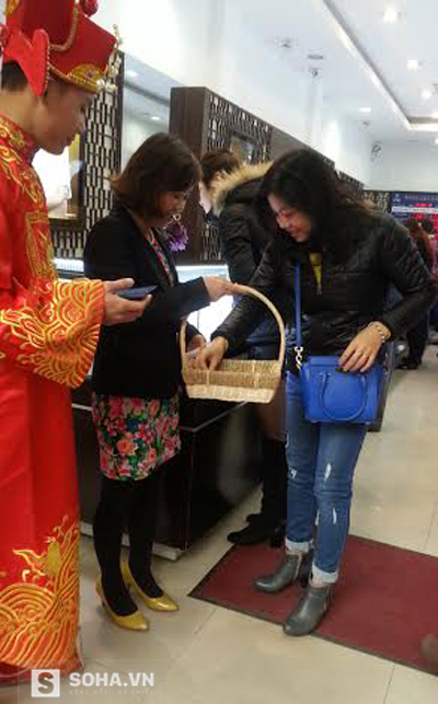 
Mua vàng vào ngày Vía Thần Tài, các khách hàng còn được tặng quà may mắn.

(Ảnh chụp tại cửa hàng PNJ)

