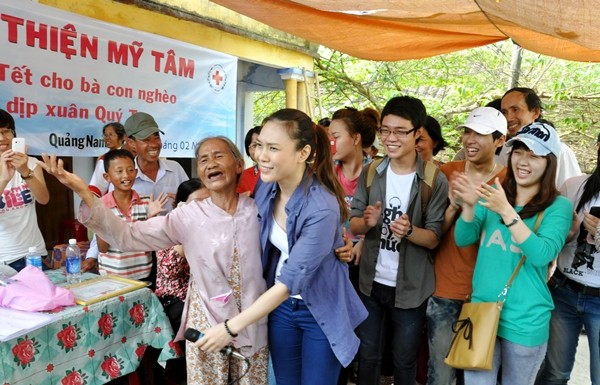 
Tết với ca sĩ Mỹ Tâm là khoảng thời gian thực hiện những chuyến đi tình nguyện, đến với những người dân ở vùng xa, vùng lũ, những nơi mà người dân khó có được cái Tết ấm áp.
