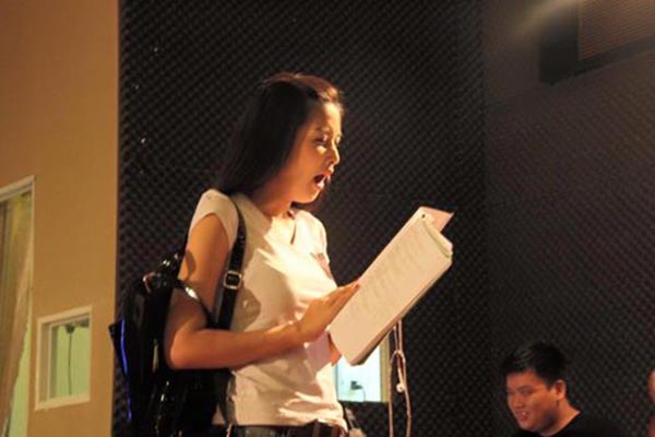 Hoa hậu Triệu Thị Hà vừa ngáp vừa đọc kịch bản trên phim trường.