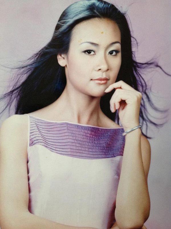 
Trần Bảo Ngọc sinh năm 1978 tại Hà Nội. Bắt đầu từ năm 1995, cô được nhiều người biết đến khi chiến thắng tại cuộc thi Tìm kiếm người mẫu thời trang toàn quốc.
