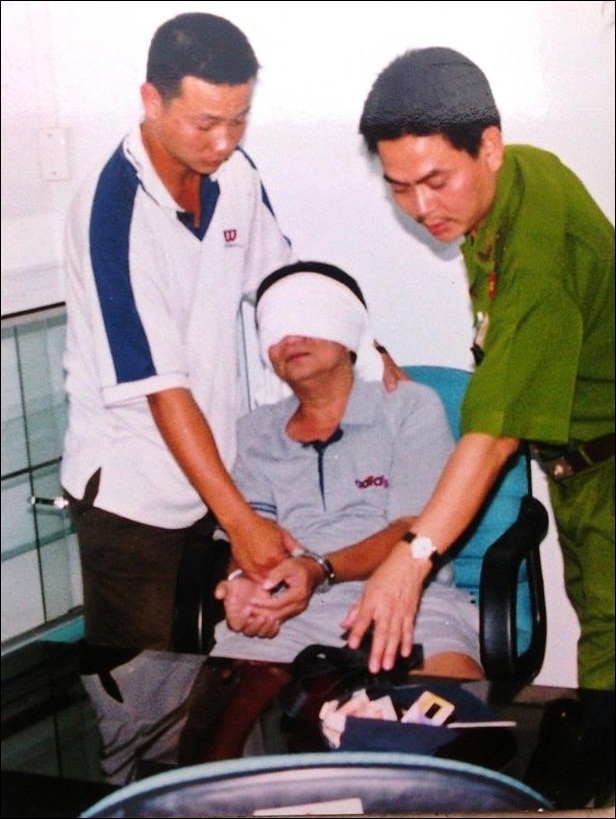 Ngày 12/12/2001 Năm Cam bị bắt trong một căn nhà trên đường Tôn Thất Tùng, TP HCM, ông trùm hoàn toàn bất ngờ