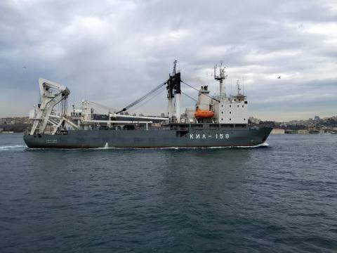 
Tàu KIL-158 đi qua eo biển Bosphorus.
