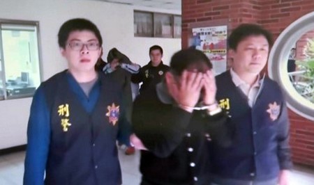 
Nghi phạm Tài (trước) và Chừng bị cảnh sát hình sự Đài Loan bắt giữ. Ảnh: TVBS.

