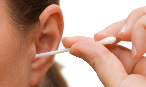 
Dùng tăm bông để lấy ráy tai có thể gây hại cho bộ phận thính giác (Ảnh: nguồn internet)
