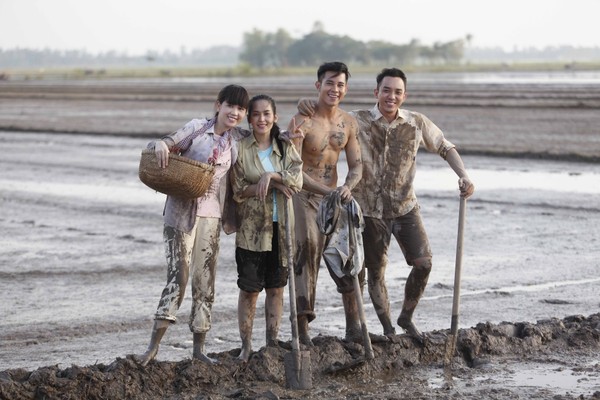 
Sống cuộc sống vất vả, lam lũ, bộ mẹ cũng đen đúa khổ cực nhưng 4 anh em của Ngọc Trinh ai cũng nõn nà, cường tráng như siêu mẫu
