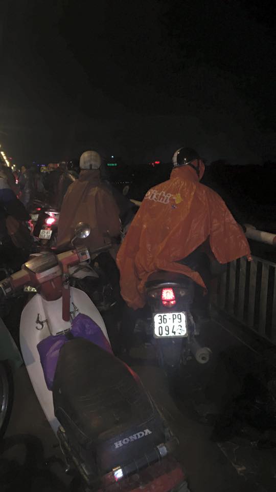 
Sau khi nam thanh niên bị ngã xuống sông Hồng, rất đông người dân đã tìm cách cứu nạn (ảnh facebook vivian Phạm).
