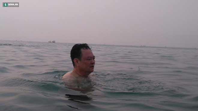 
Ông Nguyễn Điểu, Giám đốc Sở Tài nguyên môi trường Đà Nẵng tắm biển trong sáng 30/4. Ảnh: Đình Thức
