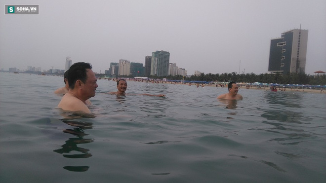 
Ông Nguyễn Điểu (bìa trái), Giám đốc Sở Tài nguyên môi trường Đà Nẵng cùng cán bộ Sở Tài nguyên môi trường dưới nước biển trong sáng 30-4. Ảnh: Đình Thức
