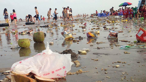 
Biển Cồn Vành (thuộc xã Nam Phú, Tiền Hải, Thái Bình) năm nay thu hút hàng vạn người đổ về trong dịp nghỉ lễ 30/4 - 1/5. Nhiều khách vô ý thức xả rác bữa bãi khiến bãi biển ngập đầy rác. Ảnh: Facebook Linh Phương Trần.
