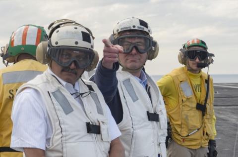 
Bộ trưởng Quốc ph&ograve;ng Ấn Độ Manohar Parrikar (tr&aacute;i) v&agrave; Bộ trưởng Quốc ph&ograve;ng Mỹ Ash Carter (giữa) thị s&aacute;t t&agrave;u s&acirc;n bay USS Dwight D. Eisenhower (CVN-69).
