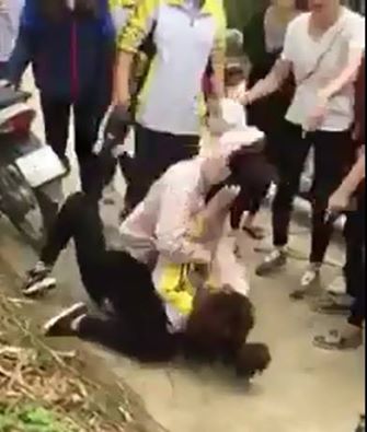 
Nữ sinh trường THPT chuyên Chu Văn An bị đánh. (Ảnh: Cắt từ clip)
