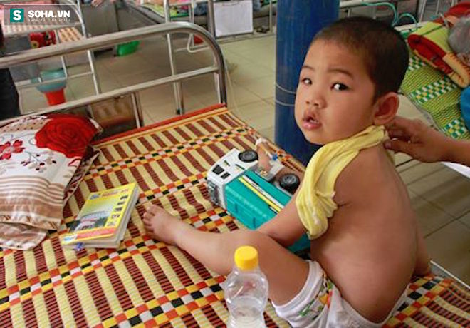 Bé Phạm Thị Hoài Thương (4 tuổi) đang được điều trị tại Bệnh viện Đa khoa huyện Thanh Chương với nhiều vết ong đốt.