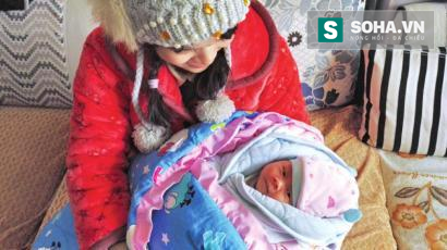 
Vợ Chai ôm đứa bé trong tay và nói rằng cô ấy đã rất sợ hãi sau khi bị bệnh viện từ chối đỡ đẻ.
