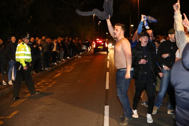 Họ tập trung rất đông trước nhà của Jamie Vardy.