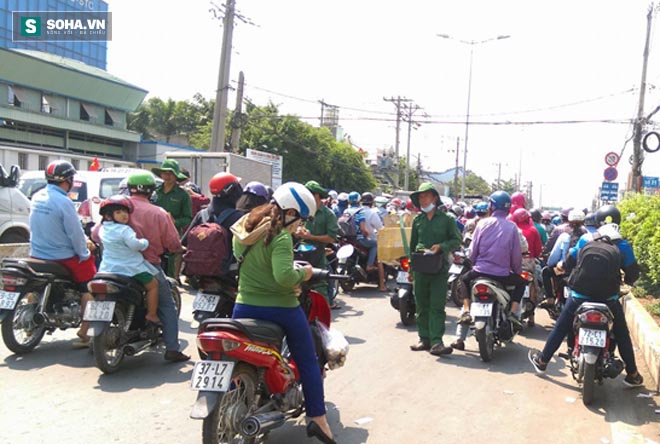 
Nhân viên thu phí ngán ngẩm thu phí dưới nắng nóng cách phà hơn 400 m để bán vé
