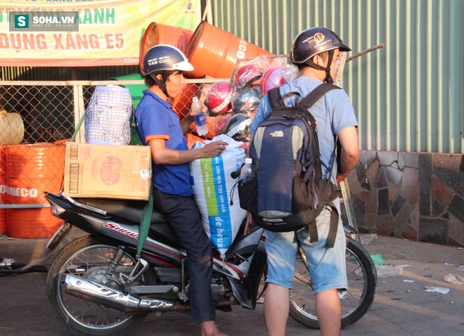 
Đồ nhiều nên bạn thanh niên này phải nhờ thêm một chiếc xe ôm khác mới có thể về nhà.
